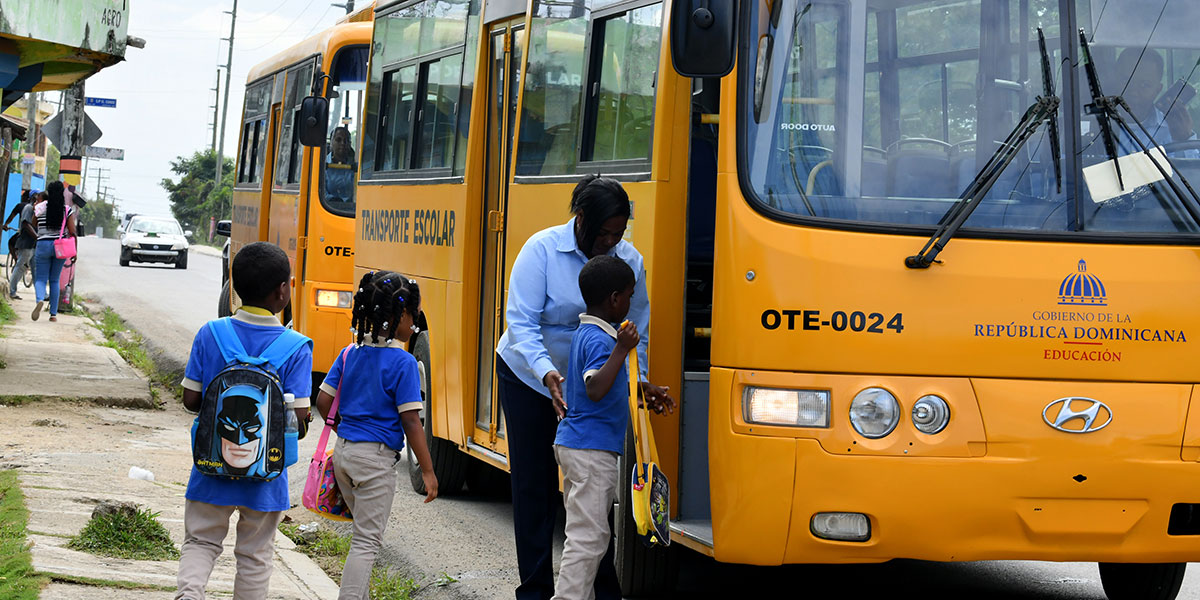 Gobierno Pone En Marcha En El Gran Santo Domingo El Transporte Estudiantil Con 220 Autobuses