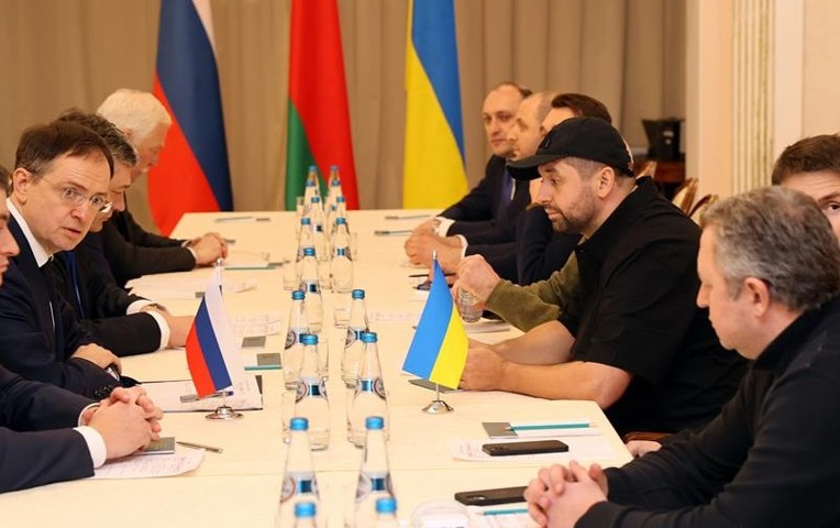 Ucrania Pide La Integración "inmediata" En La Ue Mientras Abre Con Rusia Una Negociación Para El Alto El Fuego En El País