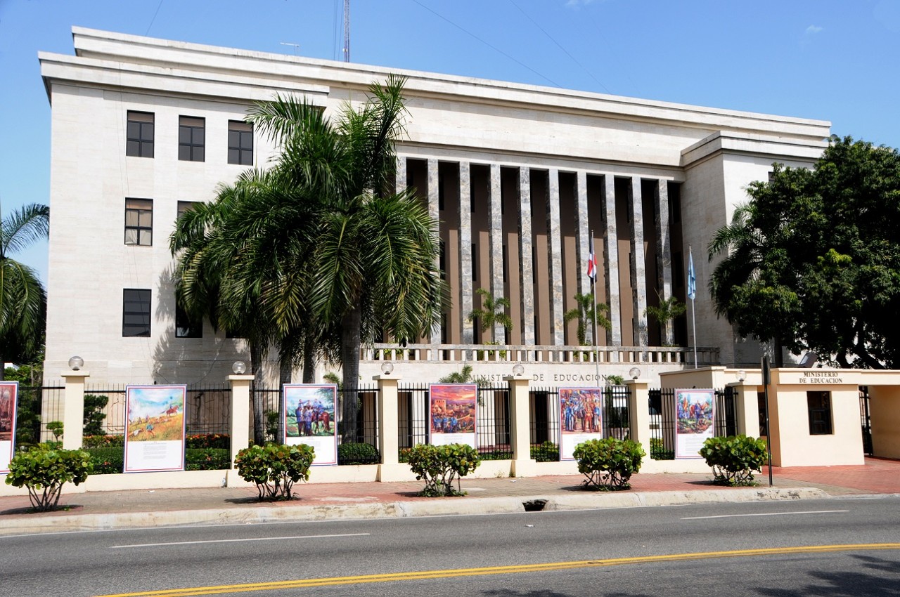 Diputados Rechazan Ministerio De Educación Compre Macanas, Esposas Y Gas Pimienta En Escuelas