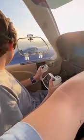 Padre Murió Junto A Hijo Tras Dejarlo Pilotar Avión Mientras Tomaba Cerveza; Su Esposa Se Suicidó Tras Lo Ocurrido