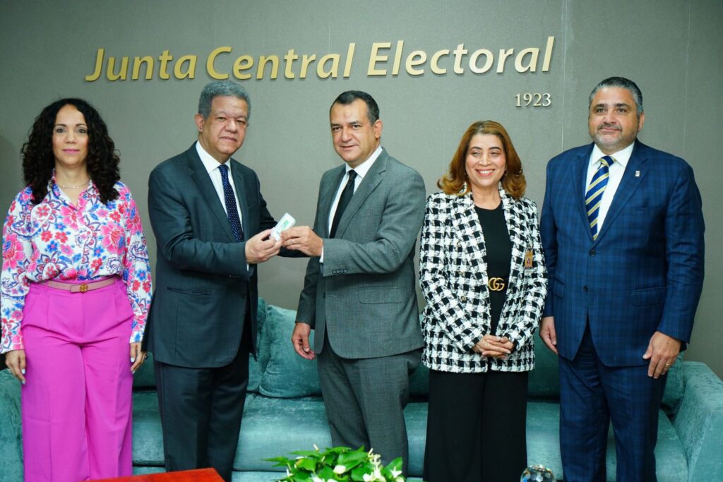 Leonel Entrega A Jce Padrón De La Fp Con Más De Dos Millones De Personas Inscritas