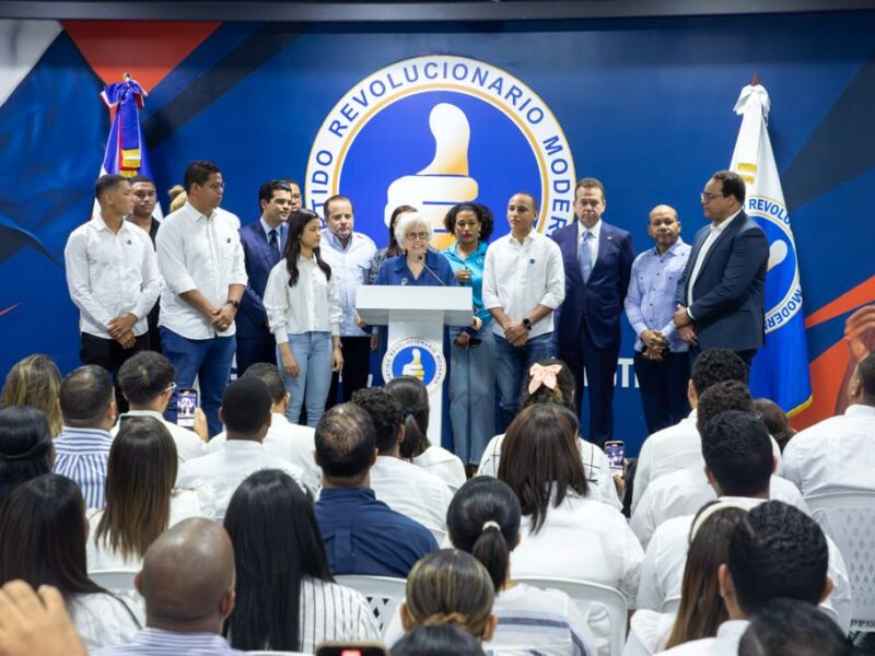 Milagros Ortiz Bosch Inscribe La Precandidatura Presidencial De Luis Abinader En El Prm