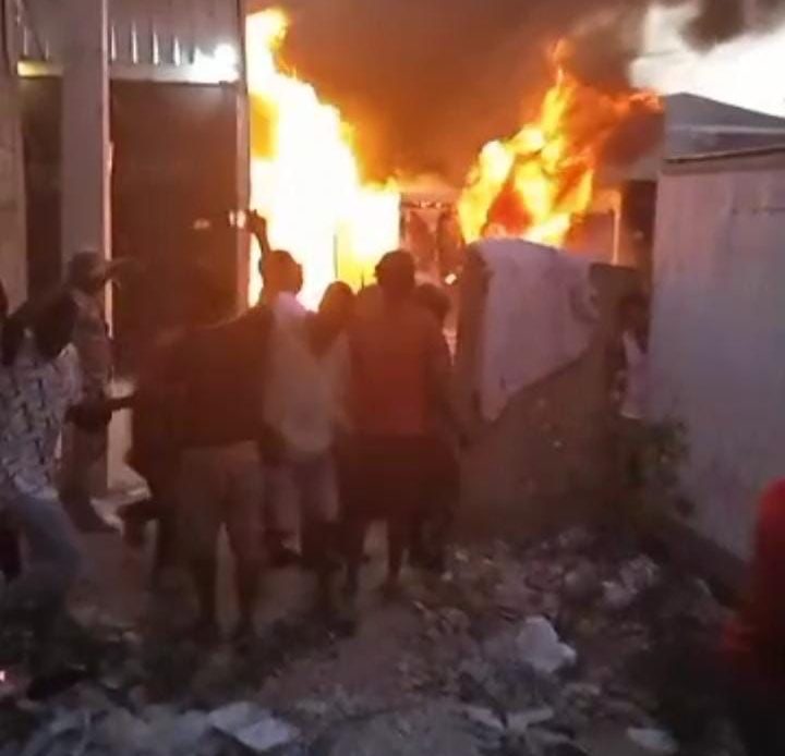Incendio Afecta Furgones En Mercado Fronterizo De Malpaso, En Jimaní