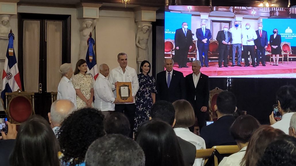 Presidente Otorga A Rafael Solano El Premio Adulto Mayor Del Año