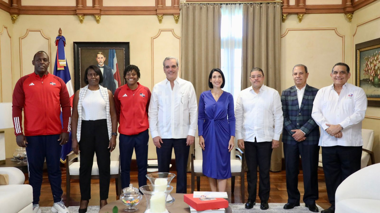 Abinader Recibe La Visita De Marileidy Paulino, Campeona En Los 400 Metros Planos De Atletismo