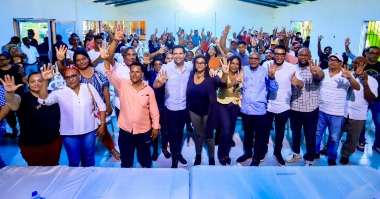 Roberto Ángel Juramenta A 36 Presidentes Comités De Base Del Pld En Unidad Externa Con Luis