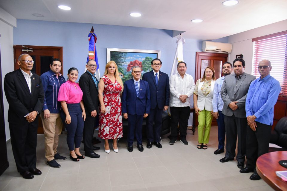 Ministro De Salud Y Comité Saliente Del Cmd Se Reúnen Y Pasan Balances A Logros En Favor De Médicos