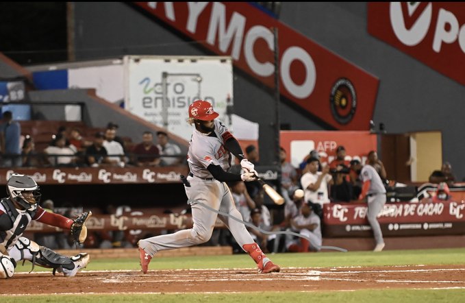 Leones Despliegan Su Ofensiva Contra Gigantes; Estrellas Hunden Más A Las Águilas