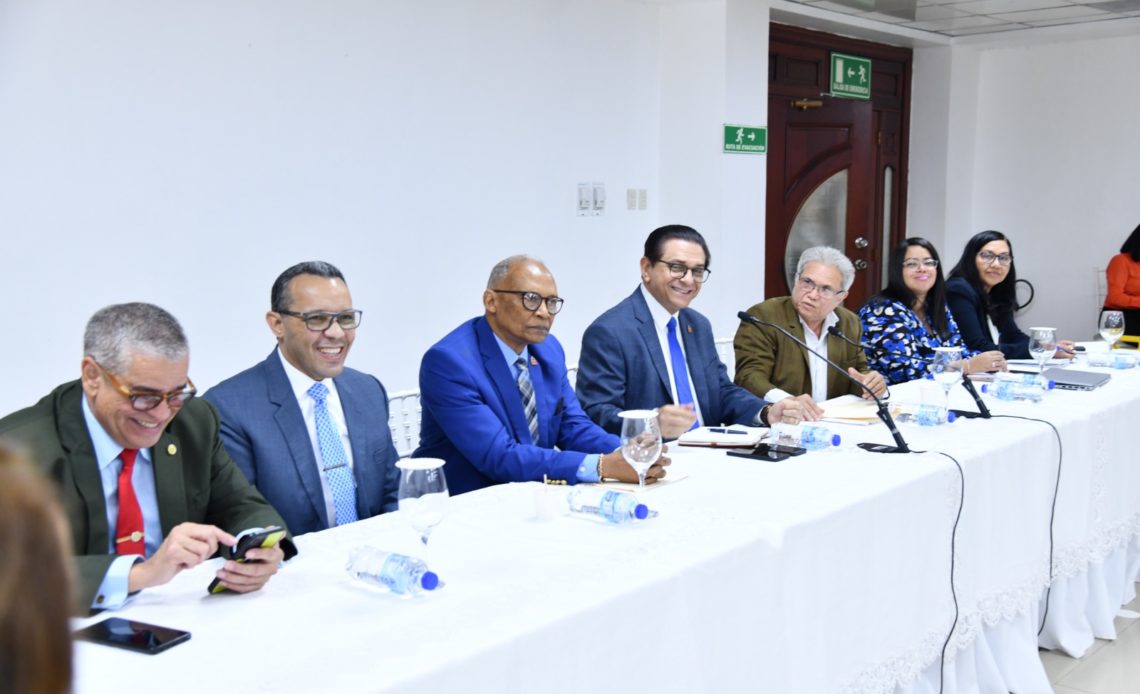 Ministro De Salud Y Waldo Ariel Suero Sostienen Reunión Para Buscarle Solución A Los Problemas De Los Galenos