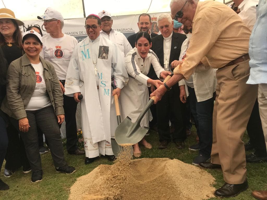 Dan Primer Palazo Para Construcción De Templo Altagraciano En Hoyoncito