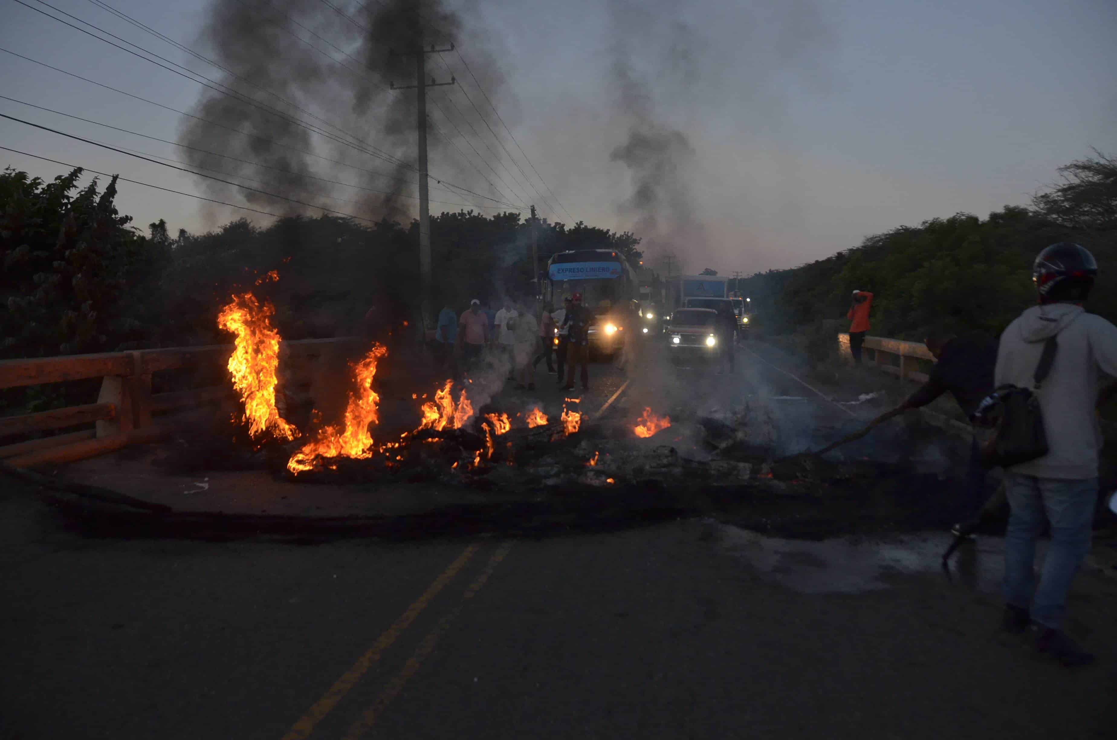 Bloquean Paso Vehicular En Comunidad De Montecristi En Rechazo A Desalojo