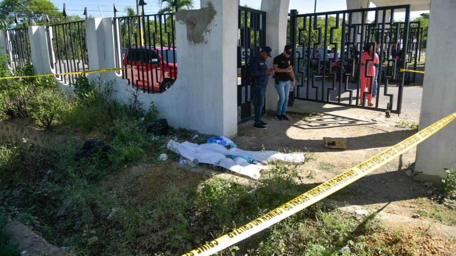 Hallan Seis Cadáveres De Recién Nacidos En La Entrada Del Cementerio Cristo Salvador
