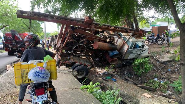 Camión De Perforación Casi Cae Al Precipicio En La Avenida Buenaventura Freites