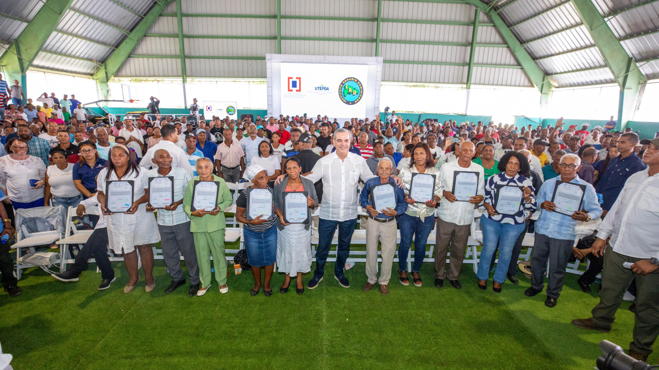 Presidente Abinader Entrega 1,188 Títulos De Propiedad En Elías Piña Y Dajabón
