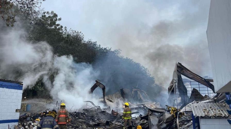 Bomberos Aun Combaten Fuego En Empresa Textil En Santiago