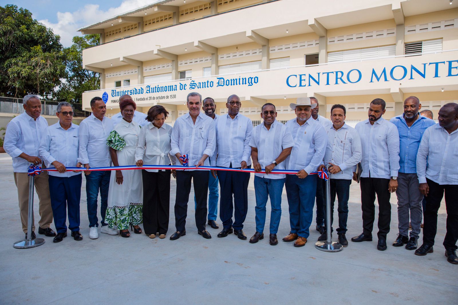 Presidente Abinader Inaugura Centro Uasd En Monte Plata; Entrega 200 Apartamentos Y El Asfaltado De Calles, Aceras Y Contenes En San Luis