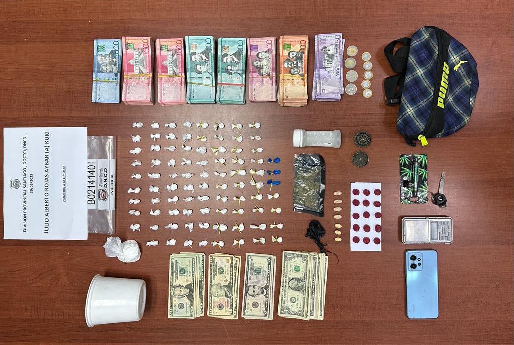 Desmantelan Centro De Distribución De Drogas En Santiago; Ocupan Pistola, Dinero Y Apresan Dos