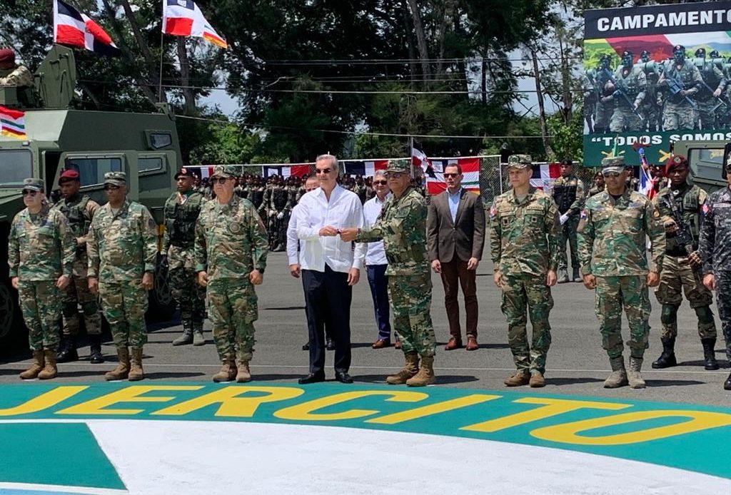 Abinader Entrega Vehículos Militares De Comando Y Transporte Uro Van Tac A Las Fuerzas Armadas