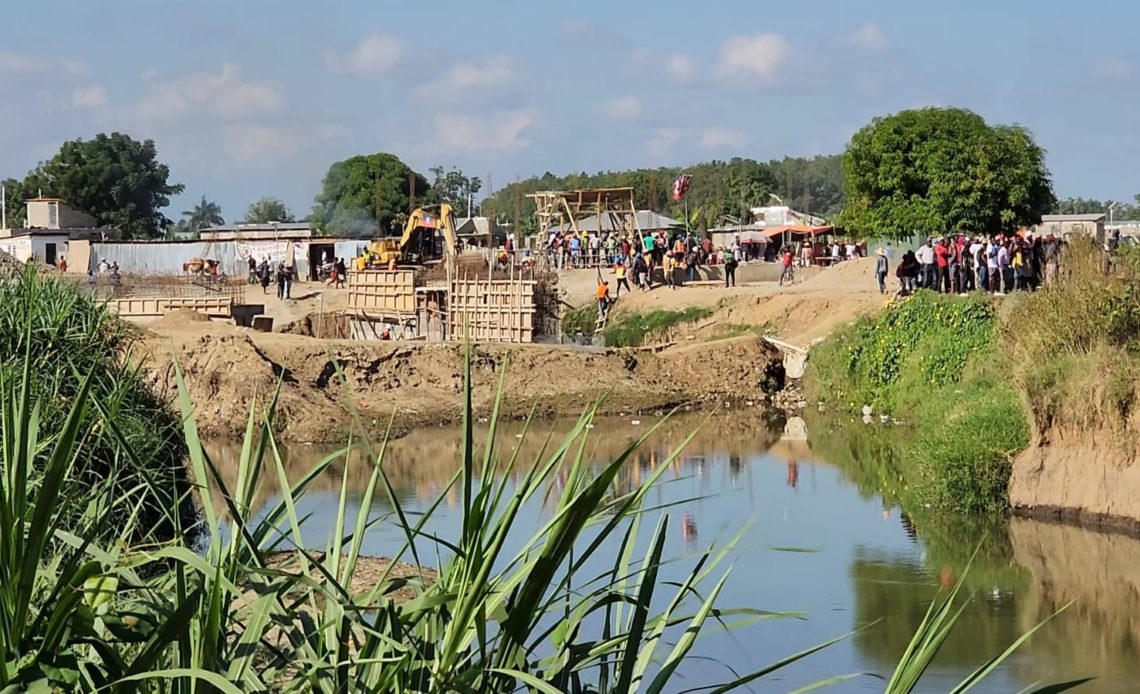 Construcción Del Canal De Juana Méndez Luce Rezagado