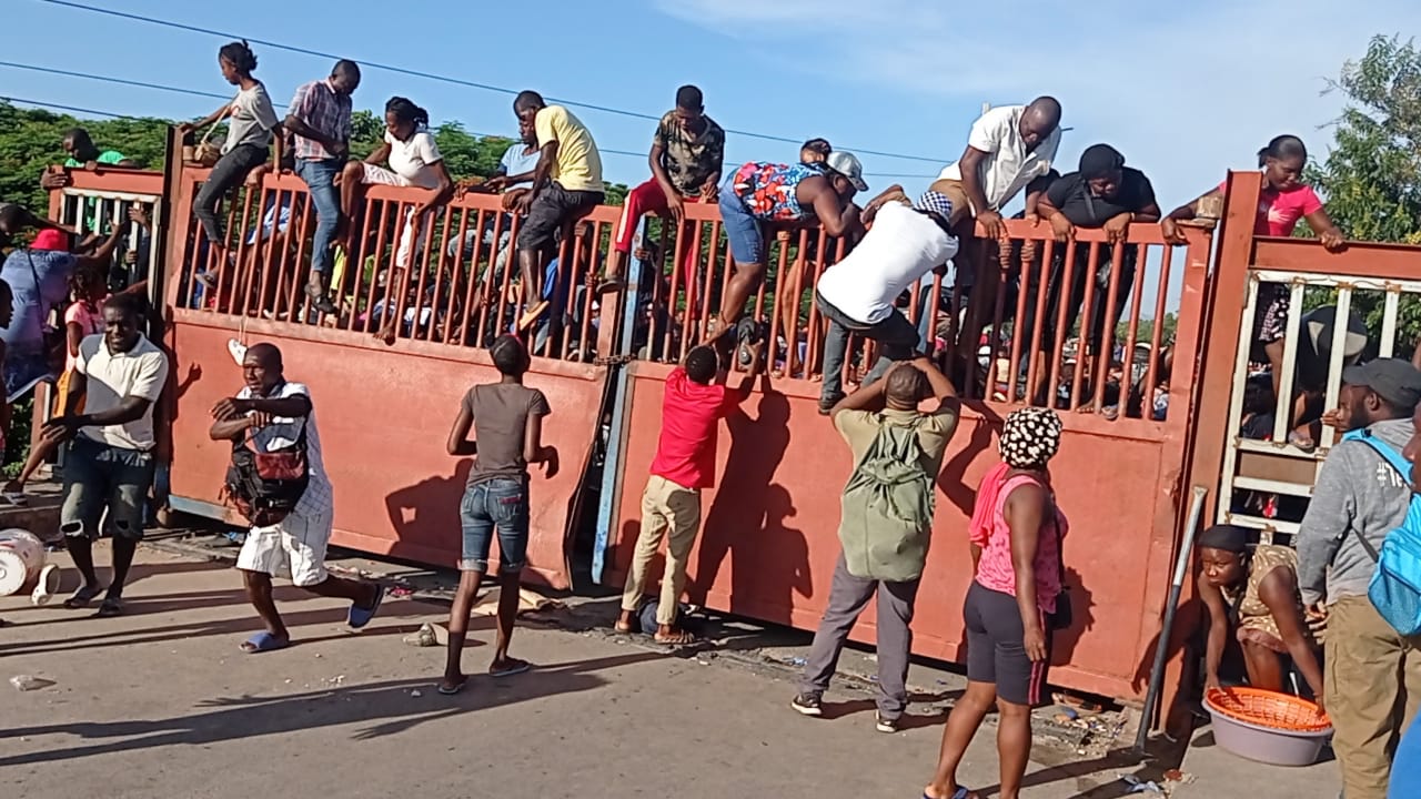 Haitianos Continúan Cruzando En Masa A Dajabón A Comprar Productos