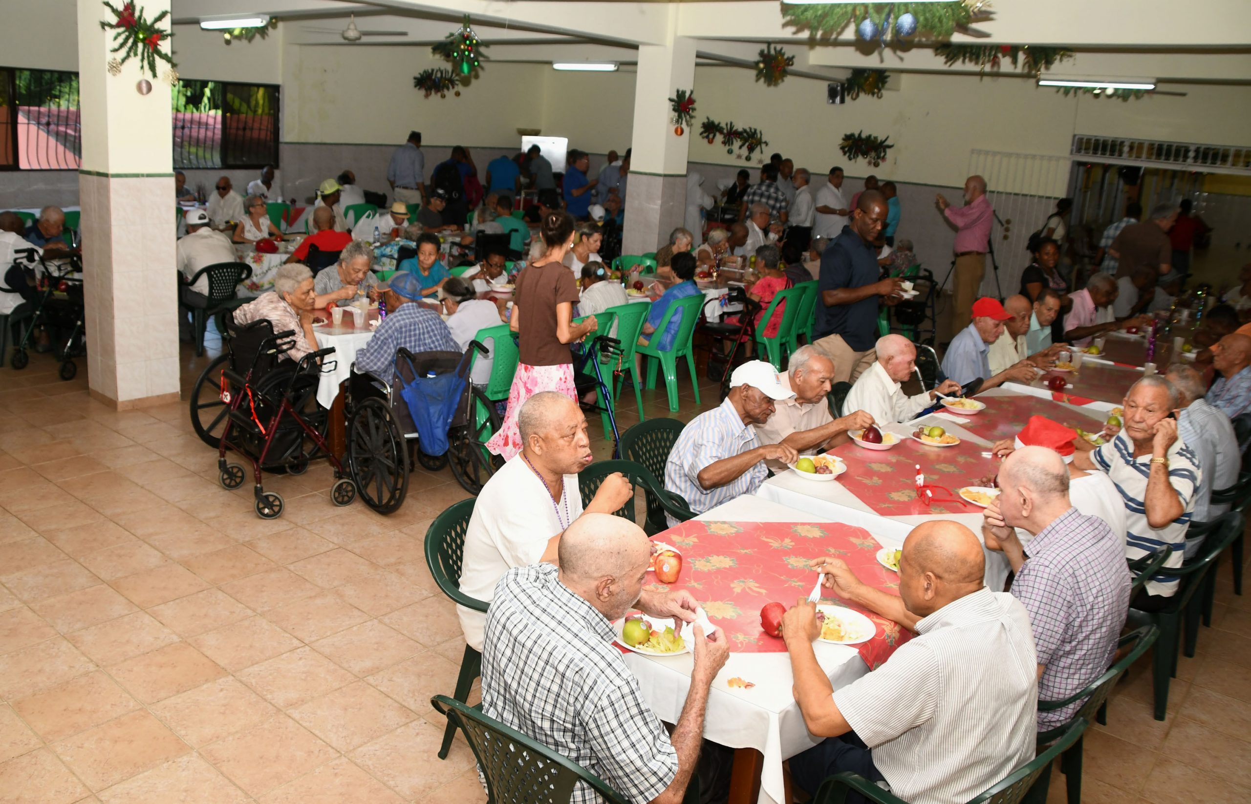 Vecinos Denuncian Familiares Abandonaron A Su Suerte Anciano En San Juan; Piden Sea Ingresado En Asilo