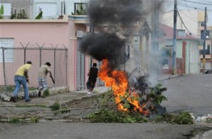 Queman Neumáticos Y Lanzan Basura En Las Calles De Salcedo Durante Segundo Día De Huelga