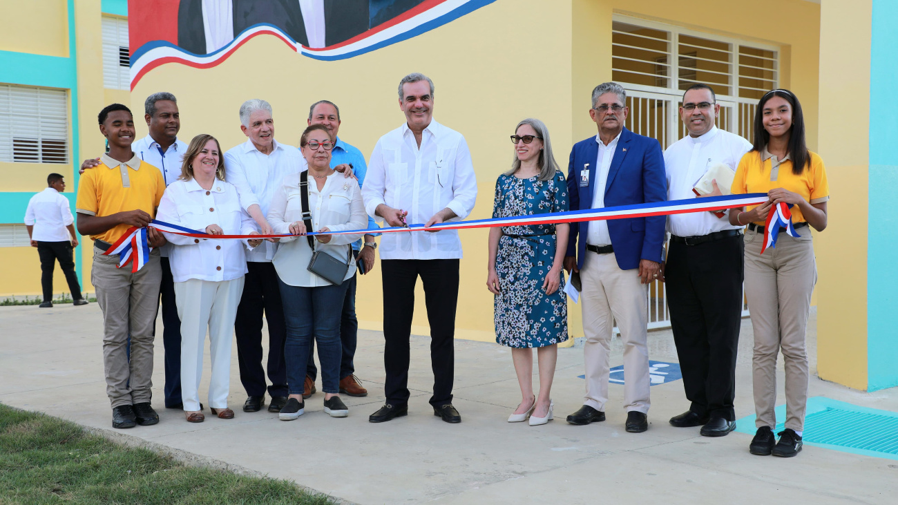 Presidente Abinader Inaugura Puente, Escuela Básica Y Entrega 200 Nuevas Viviendas En Santiago