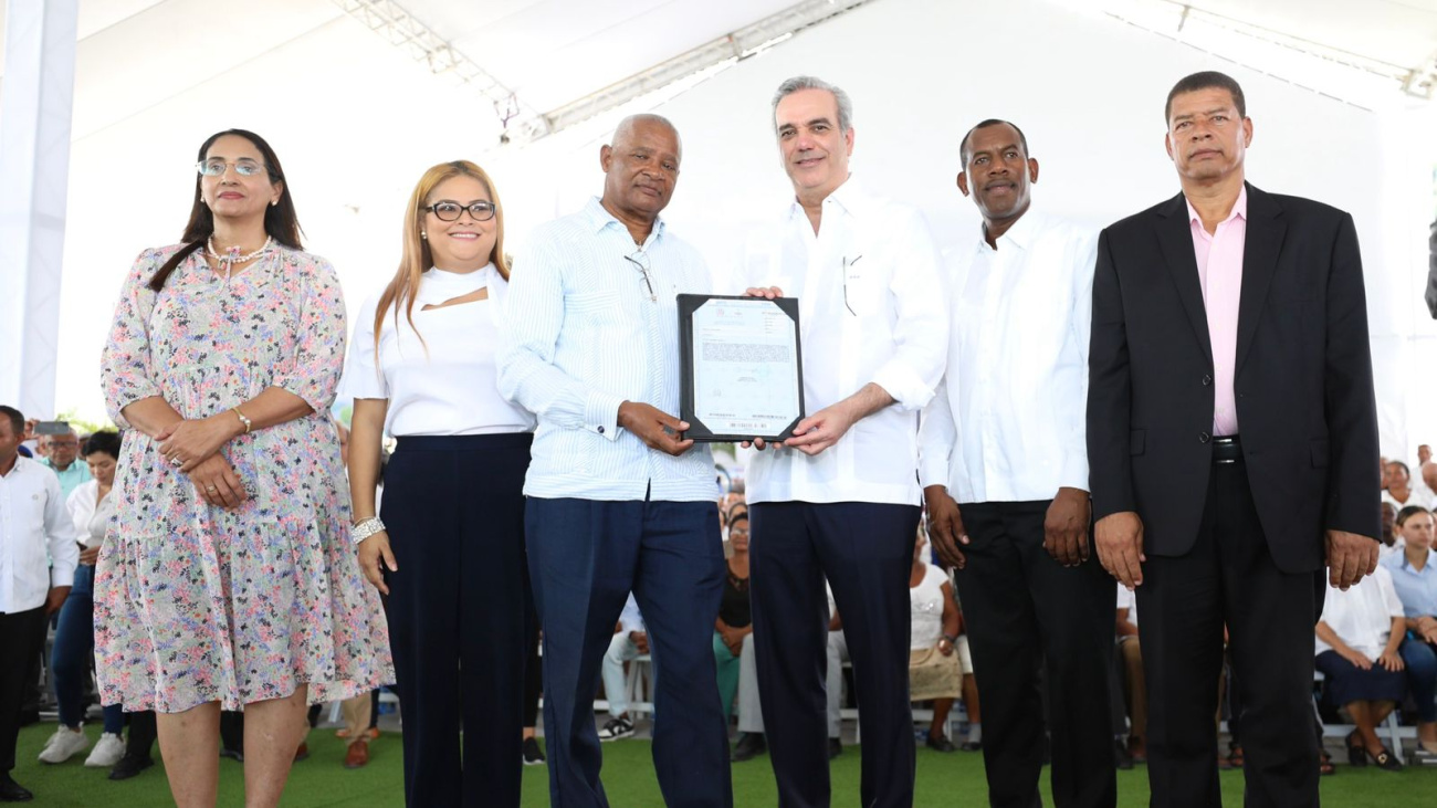 Presidente Abinader Entrega Más 800 Títulos De Propiedad En Guayabal, Azua