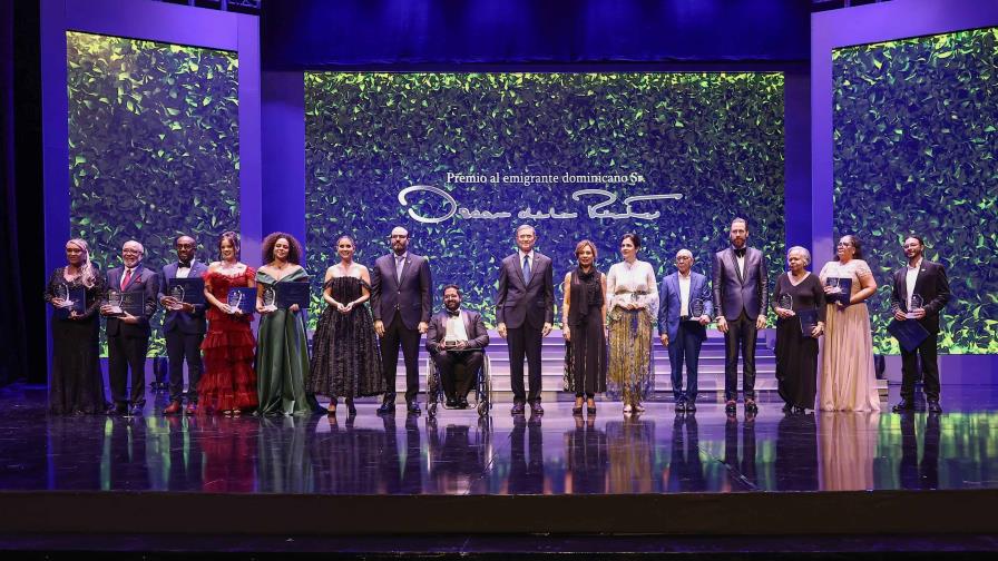 Quemuel Arroyo Peña, Gana El Premio Al Emigrante Dominicano Oscar De La Renta