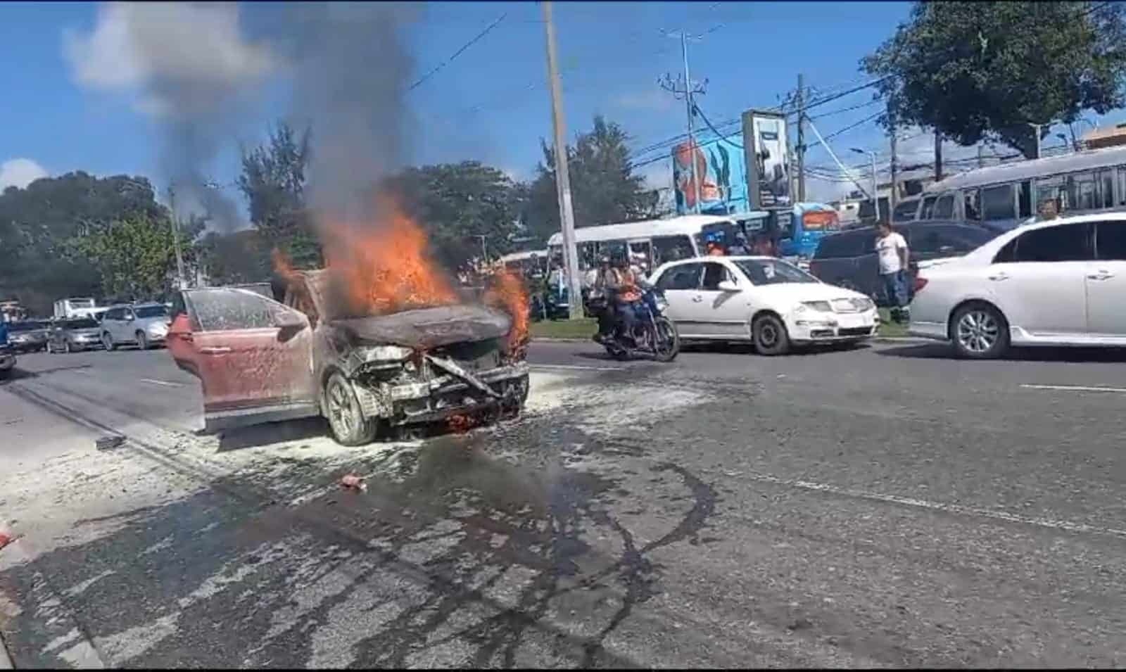 Se Incendia Vehículo Próximo A Multiuso Donde Abinader Realizará Acto Proselitista