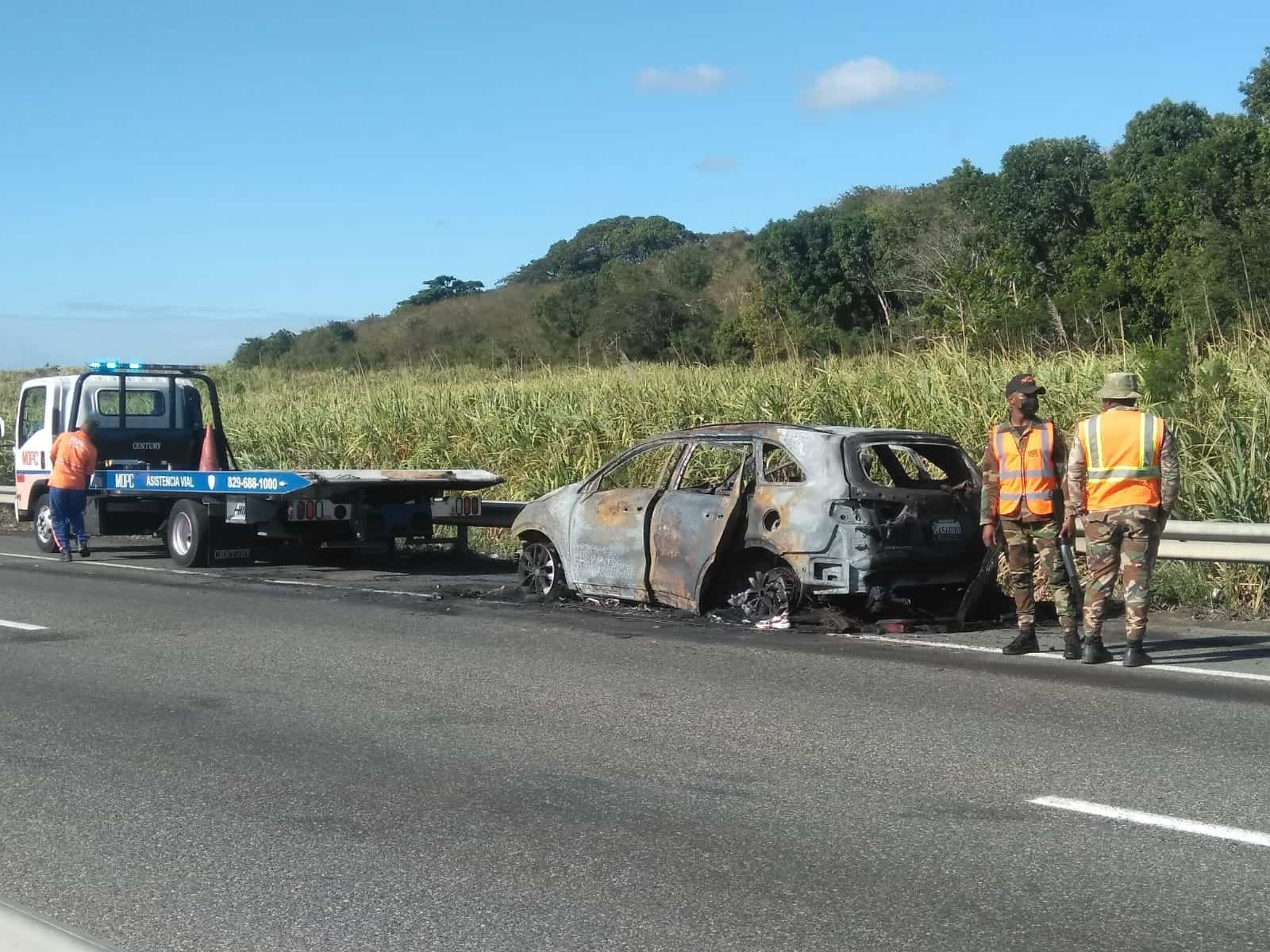 Periodista Addis Burgos Y Su Familia Se Salvan De Milagro Luego Que Se Incendiara Su Vehículo