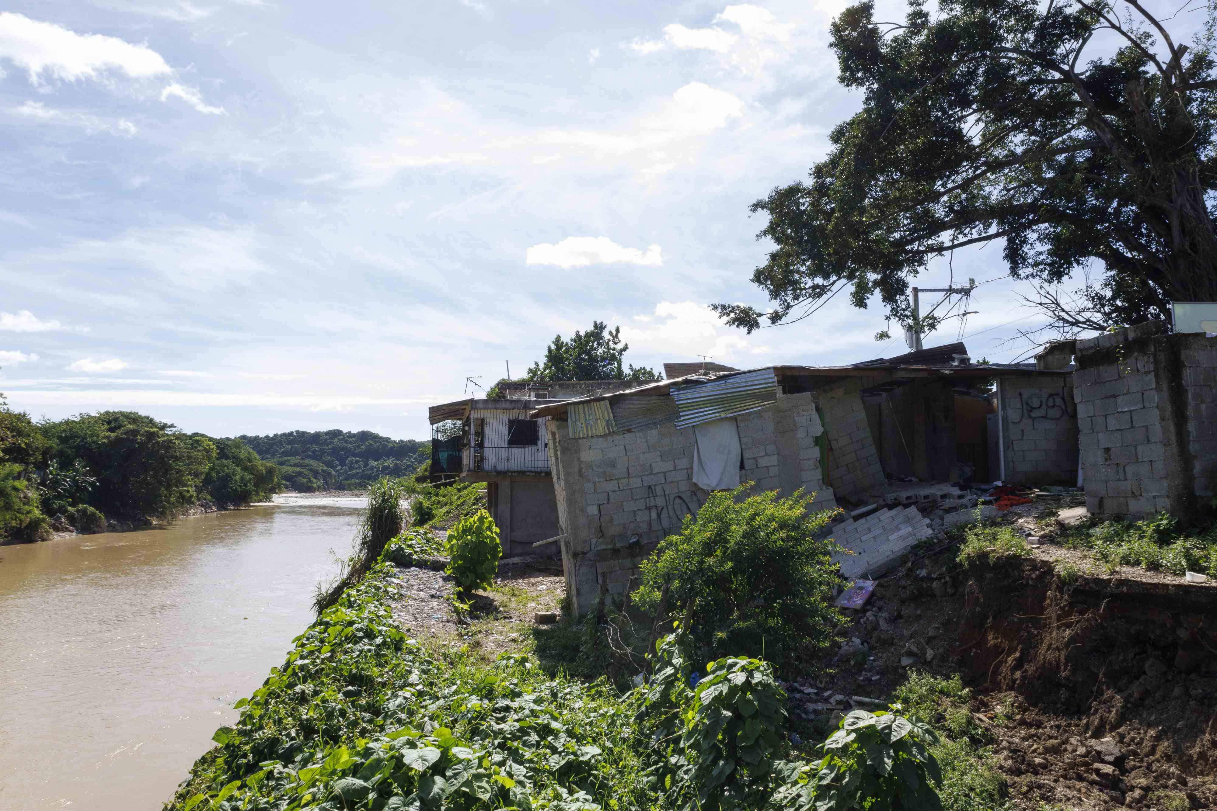 Fue A Cuidar A Un Familiar A Samaná Y Cuando Regresó Encontró Su Vivienda Colapsada En San Cristóbal