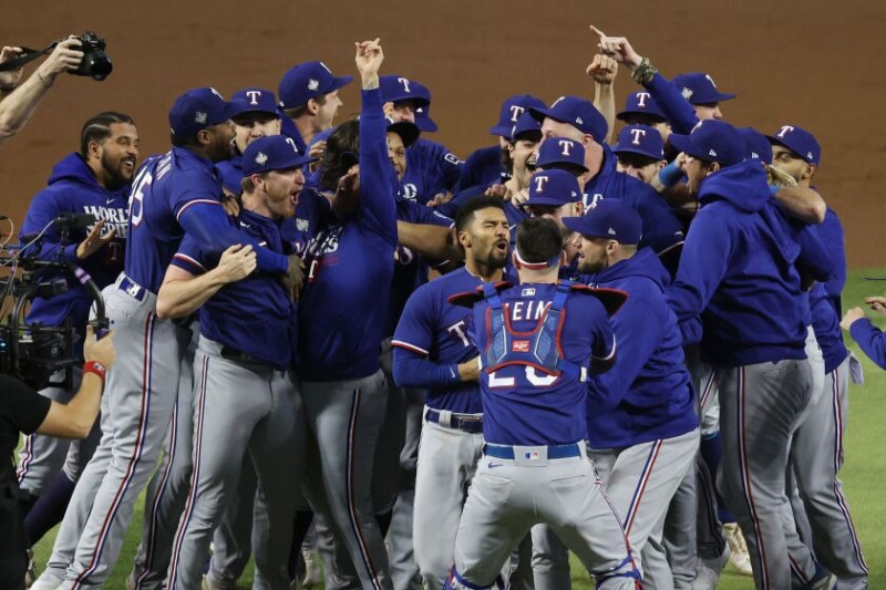 Los Vigilantes Del Texas Blanquean A Los Diamondbacks Y Ganan Su Primera Serie Mundial