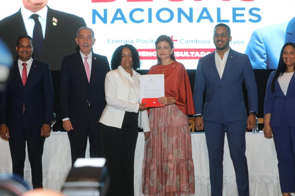 Vicepresidenta Raquel Peña Encabeza Acto De Entrega De 8,000 Becas Nacionales A Jóvenes De Todo El País